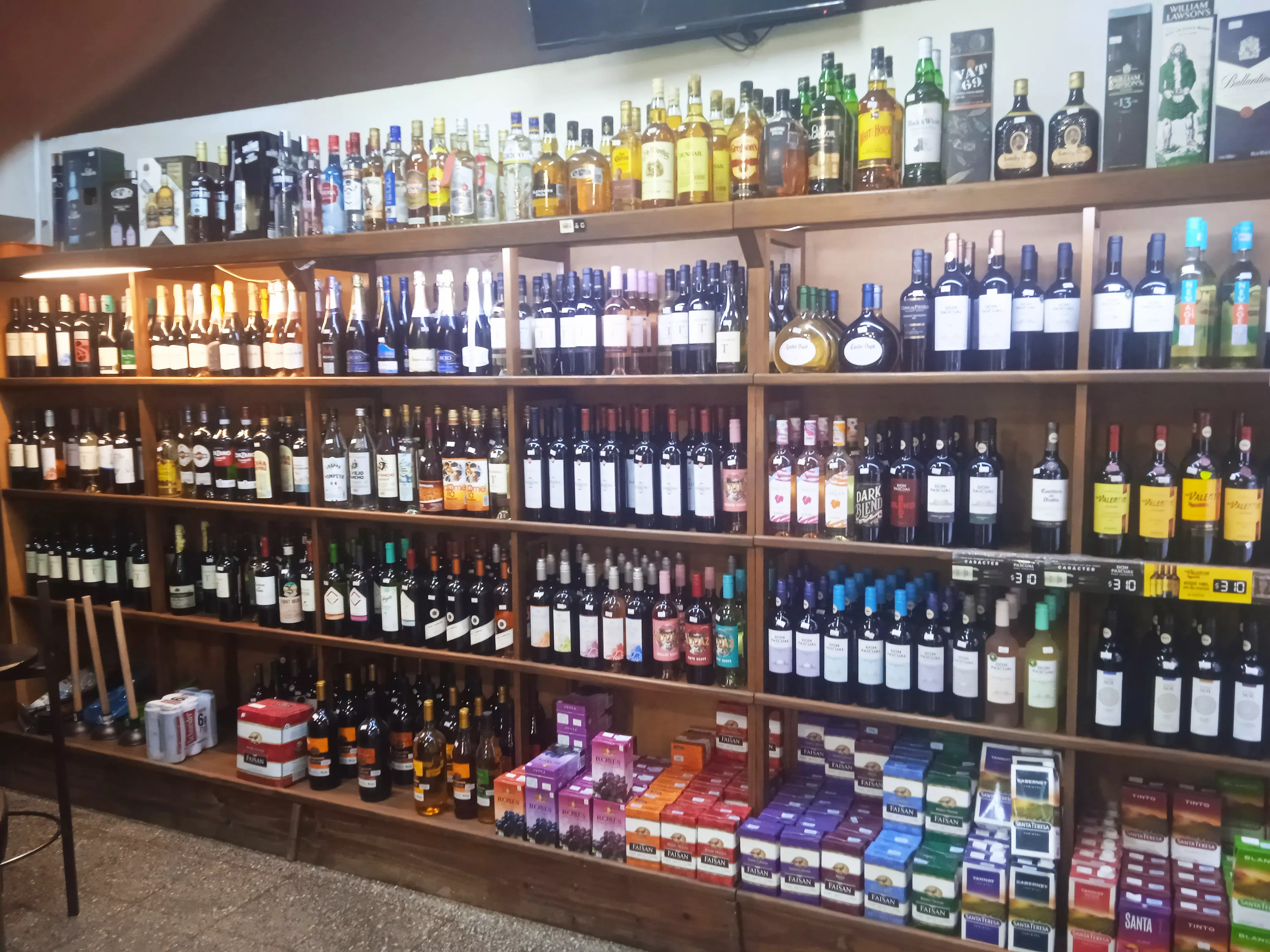 Gondola de vinos y otras bebidas